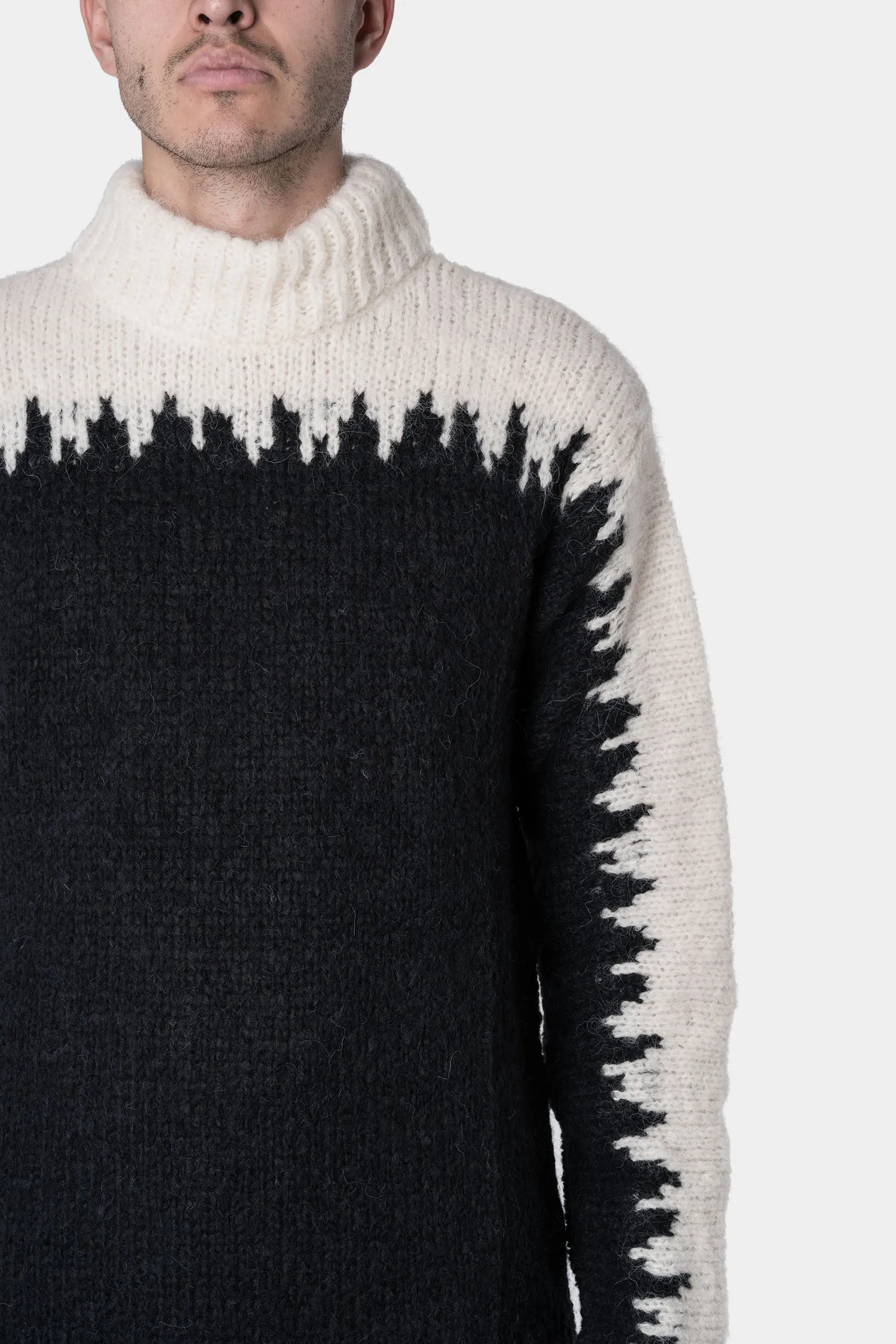 Contrast turtleneck knit pullover